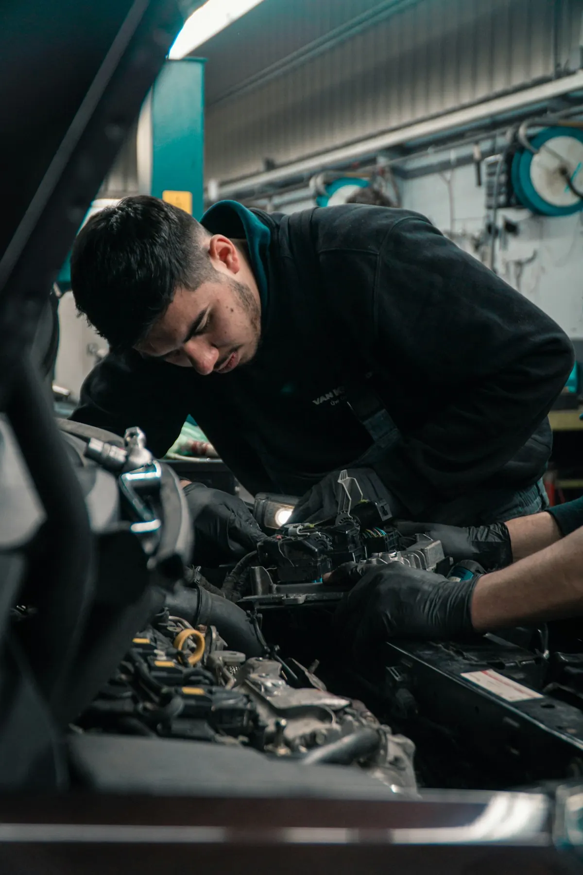 Mehaničar radi na motoru automobila